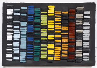 Une personne qui jointe son travail à la mosaïque