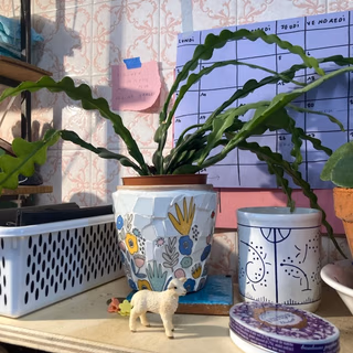 Une personne qui jointe son travail à la mosaïque