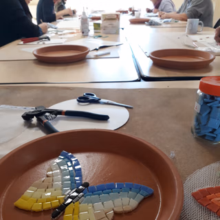 Une personne qui place son travail à la mosaïque