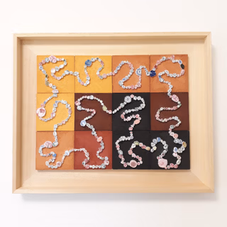 Une personne qui jointe son travail à la mosaïque