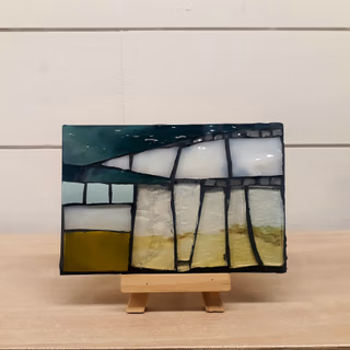 Une personne qui jointe son travail à la mosaïque