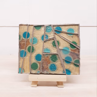 Une personne qui jointe son travail à la mosaïque