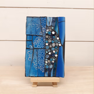 Une personne qui jointe son travail à la mosaïque