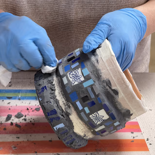 Deux personnes assises face à face qui travaillent sur leur création