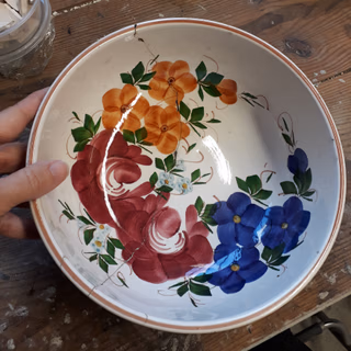 Une personne qui jointe son travail à la mosaïque