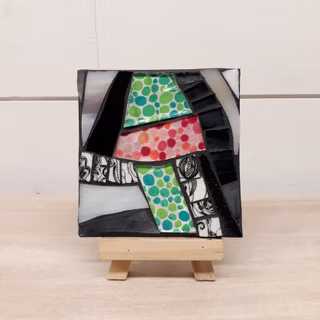 Une personne qui jointe son travail à la mosaïque