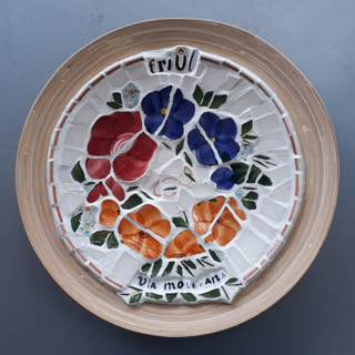 Une personne qui jointe son travail à la mosaïque