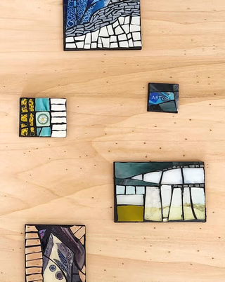 Une personne qui jointe son travail à la mosaïque