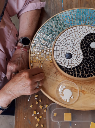 Une personne qui place son travail à la mosaïque