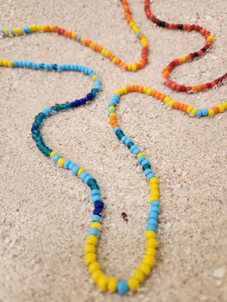 Une personne qui jointe son travail à la mosaïque