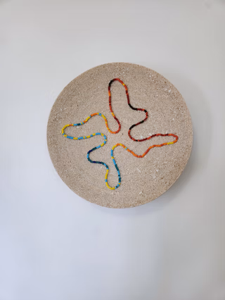 Une personne qui jointe son travail à la mosaïque