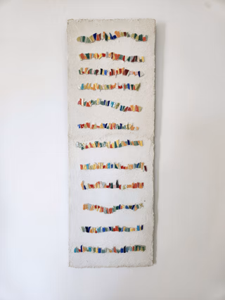 Une personne qui jointe son travail à la mosaïque