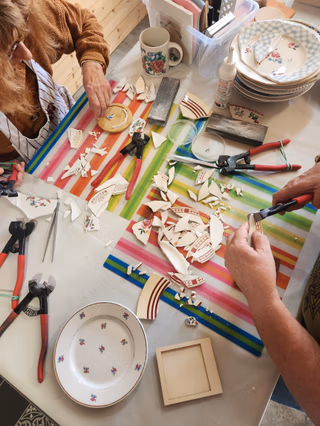 Une personne qui jointe son travail à la mosaïque
