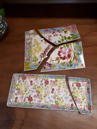 Une personne qui jointe son travail à la mosaïque