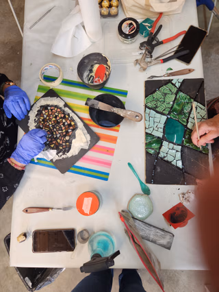 Deux personnes assises face à face qui travaillent sur leur création