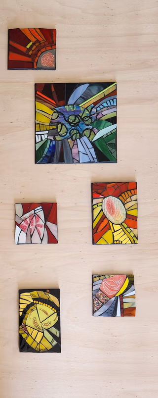 Une personne qui jointe son travail à la mosaïque